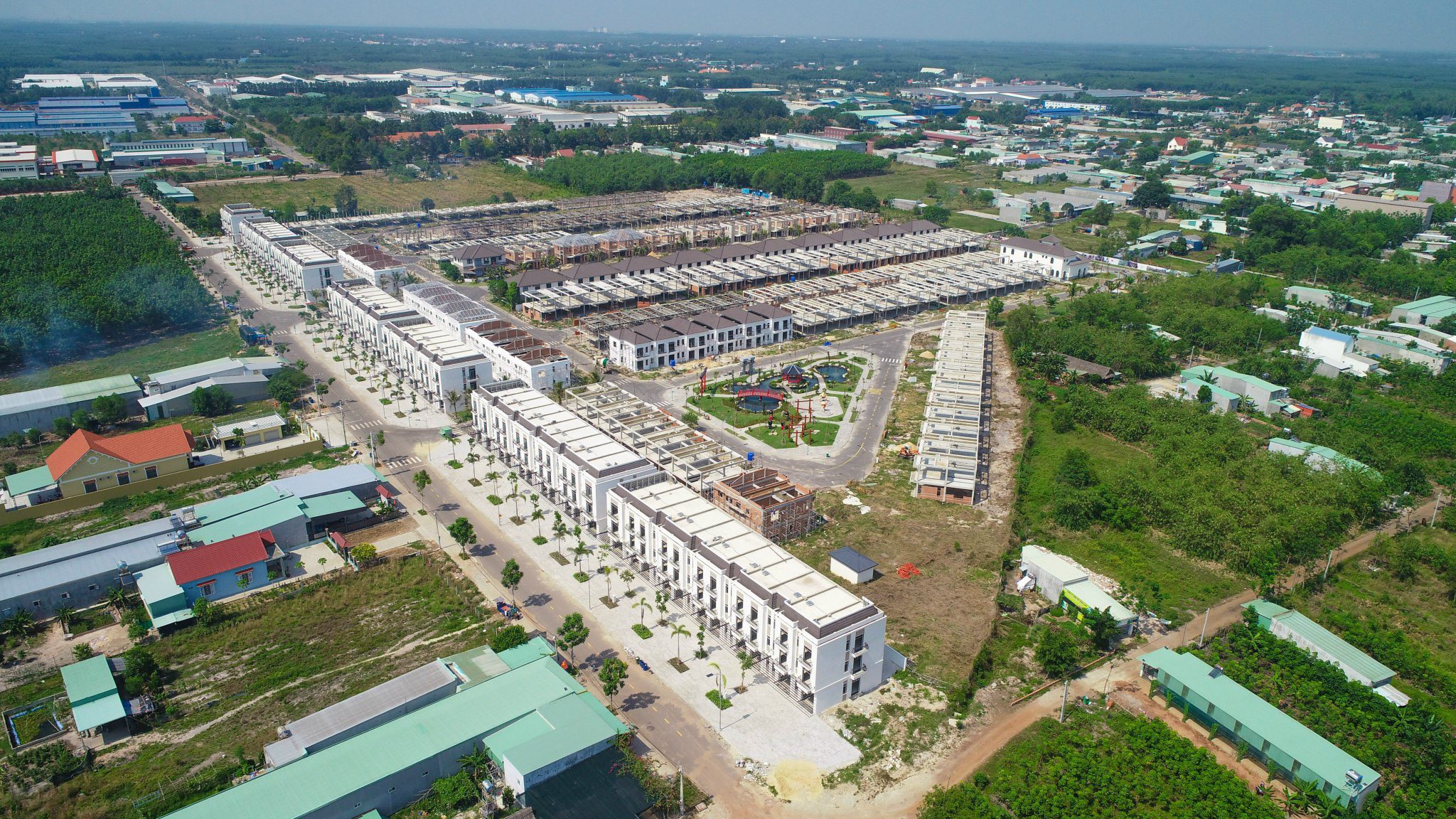 Dự án nằm ngay khu dân cư hiện hữu Dự án nằm ngay khu dân cư hiện hữu