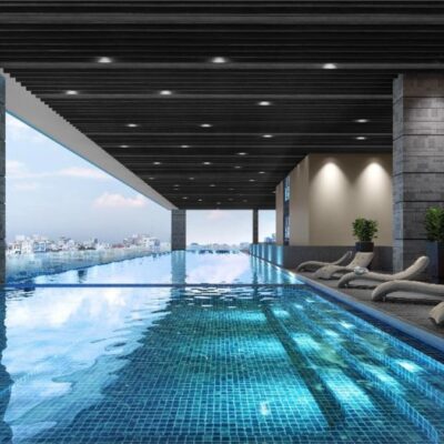 Ghế thư giãn được xếp dọc hồ bơi