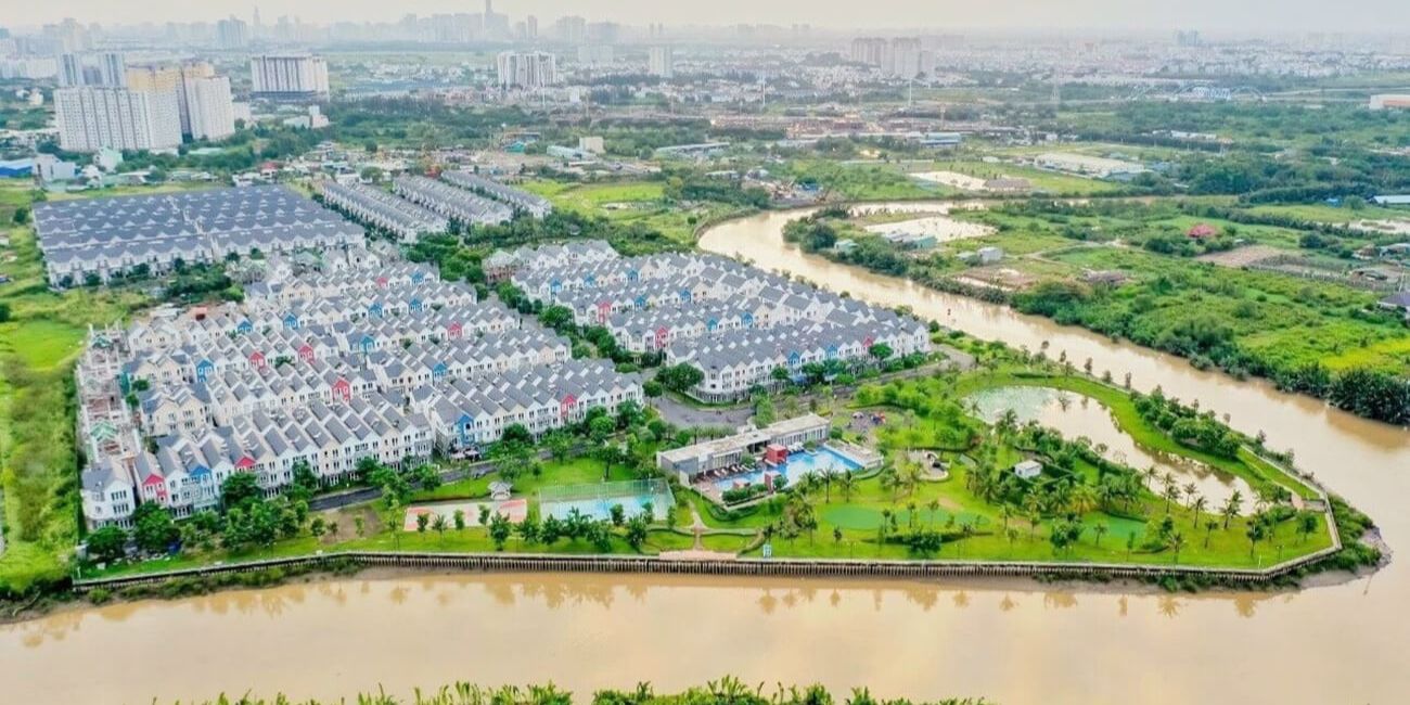 Mặt tiền giáp sông