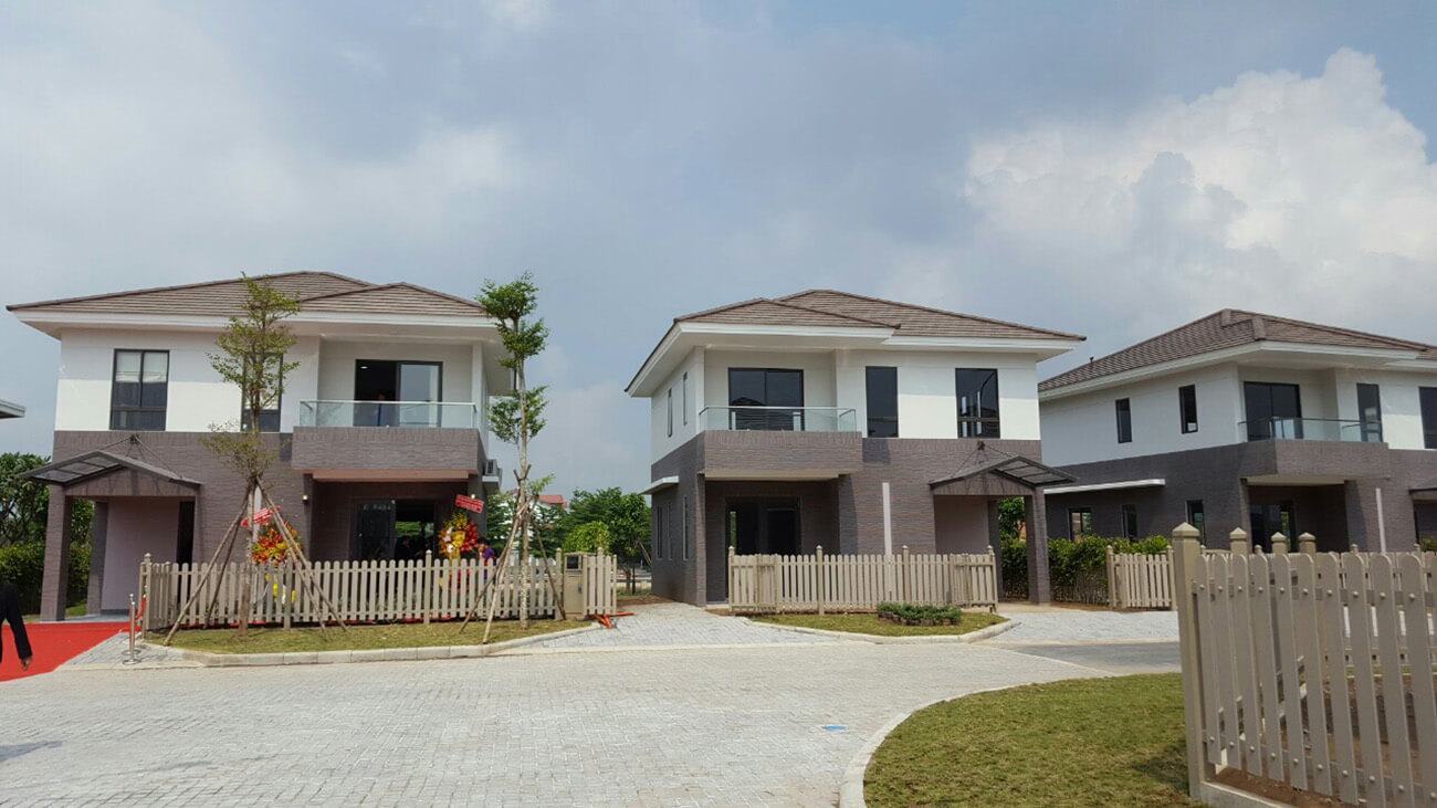 Hàng rào trước mỗi căn biệt thự
