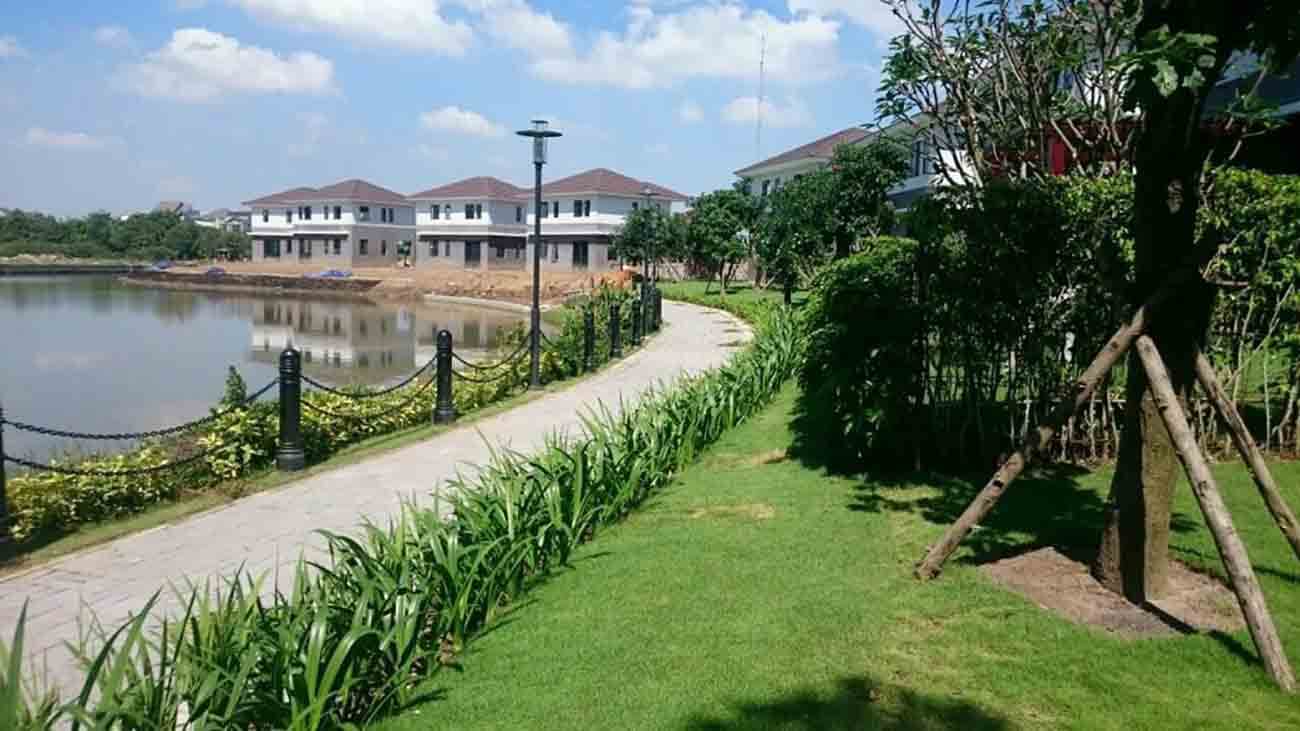 Lối đi bộ ven sông