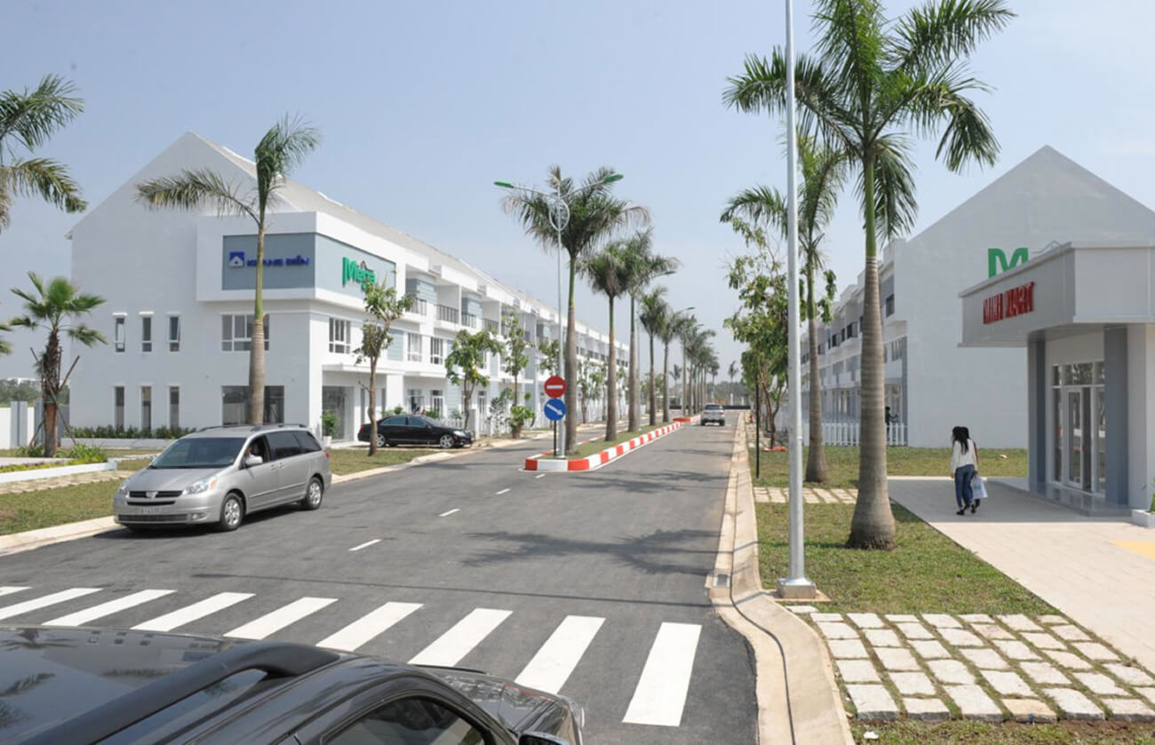 Nhiều cây xanh hai bên đường nội khu