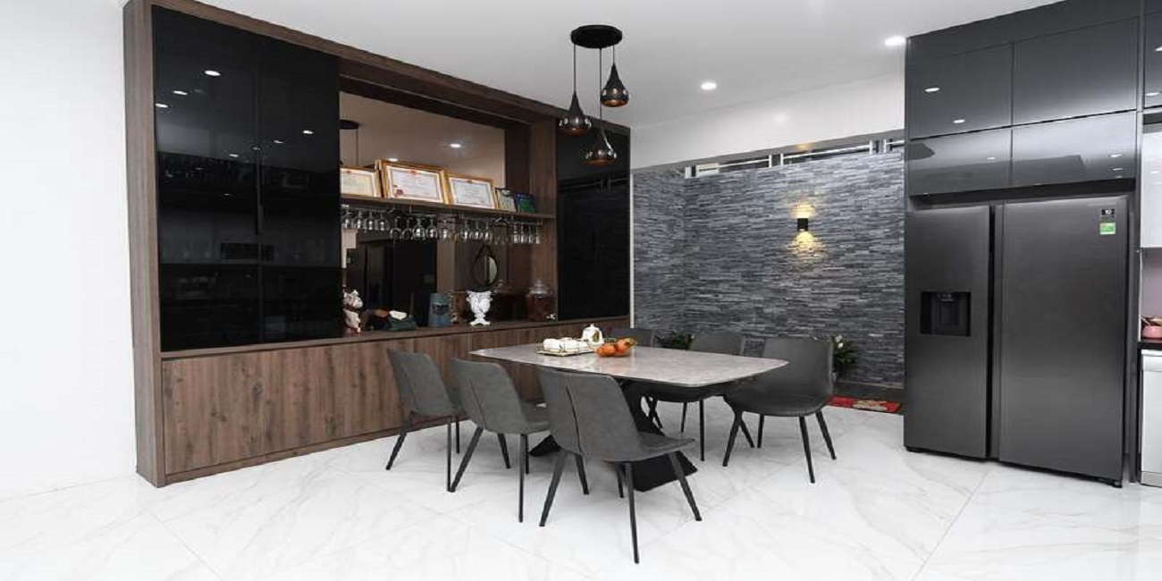 Giếng trời ốp đá ghép đen ánh kim