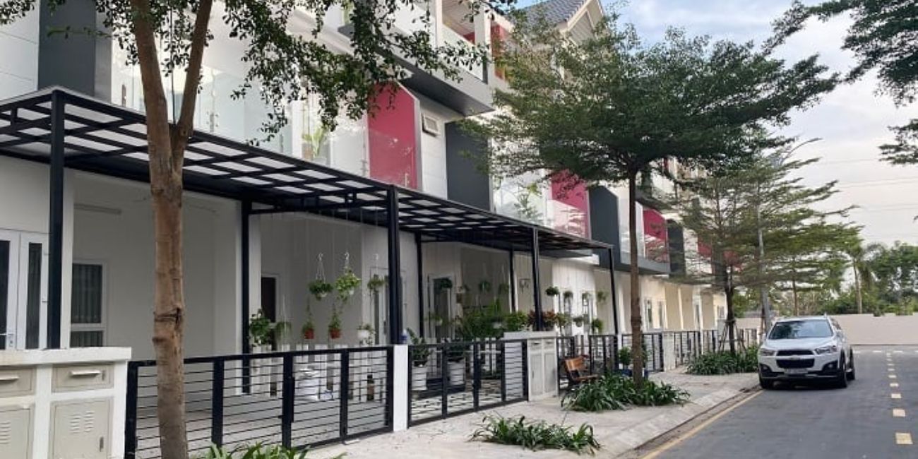Valencia Riverside có đường nội bộ rộng rãi xe hơi ra vô dễ dàng